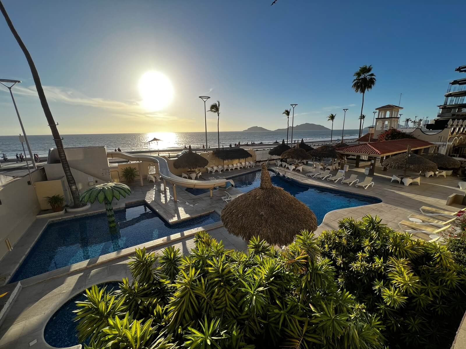 Hotel Sands Arenas - ¡Relájate en las playas doradas de Mazatlán!